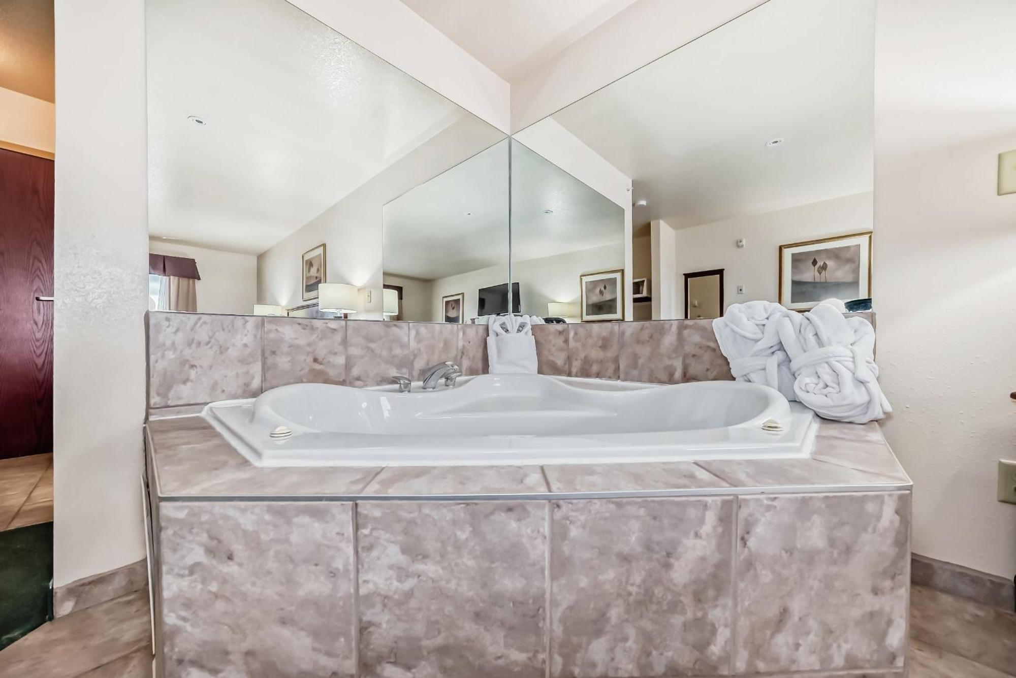 Grande Cache Inn & Suites Zewnętrze zdjęcie